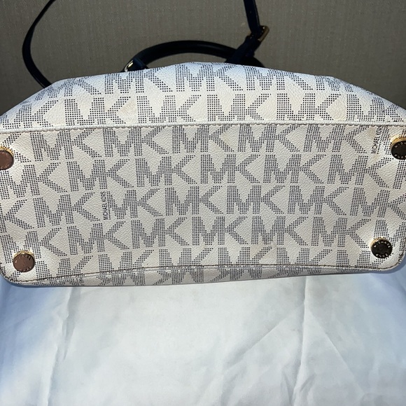 Michael Kors MK Cindy LG Dome Crossbody | Color: Navy Blue & White - Picture 5 of 9